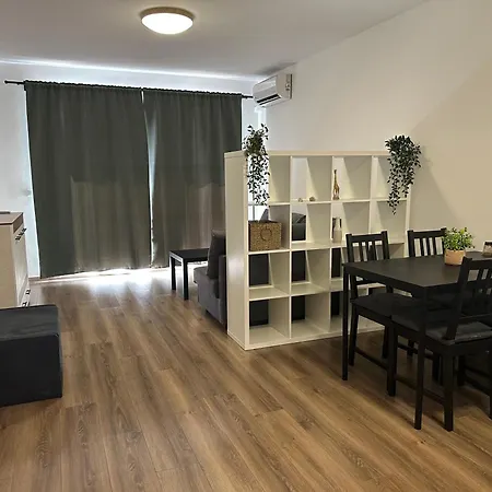 Daire Relaxing In Shartrez